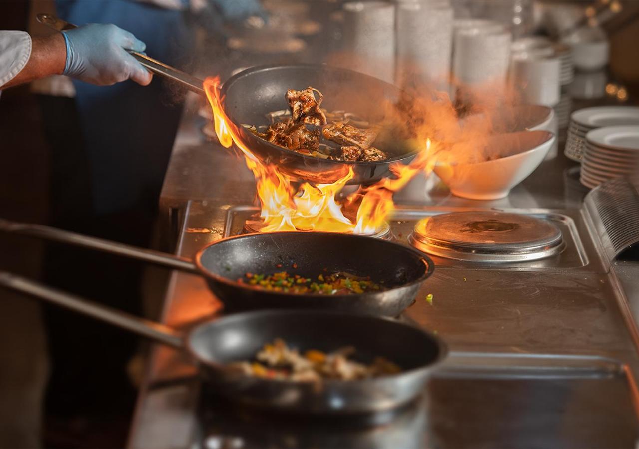 אל עלמיין Crystal Inn Hotel - Alamein (Adults Only) מראה חיצוני תמונה A chef cooking with a wok