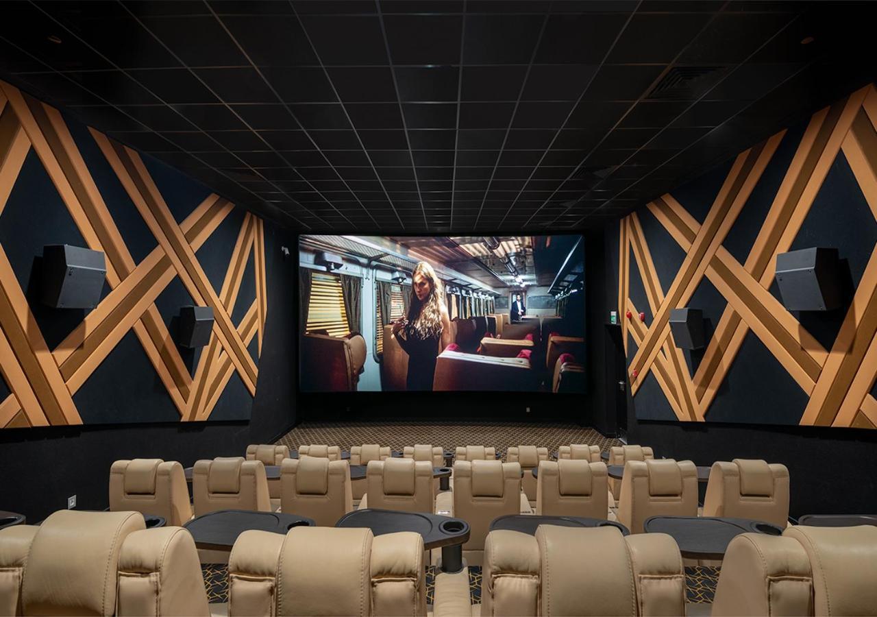 אל עלמיין Crystal Inn Hotel - Alamein (Adults Only) מראה חיצוני תמונה The interior of a typical movie theater