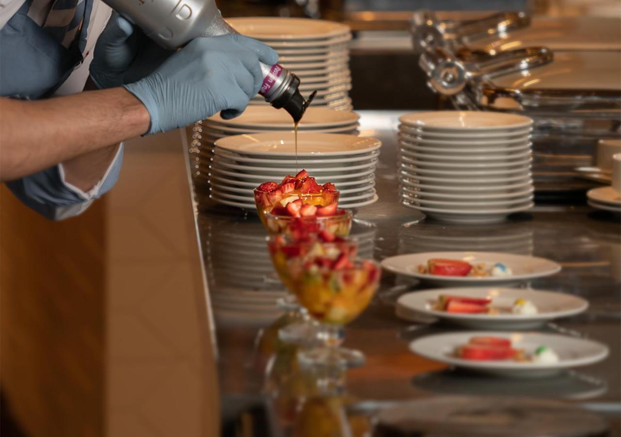 אל עלמיין Crystal Inn Hotel - Alamein (Adults Only) מראה חיצוני תמונה A pastry chef finishing a dessert